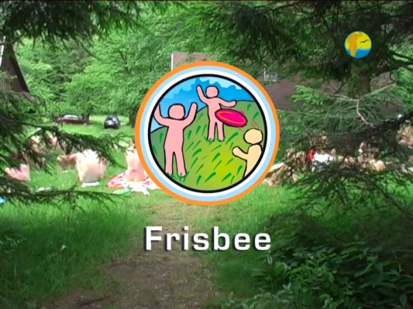 Family naturism in the wood - Frisbee