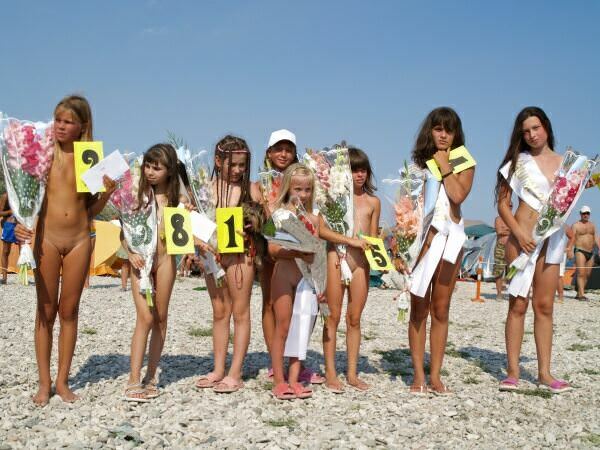 Nudists of the girl - a beauty contest