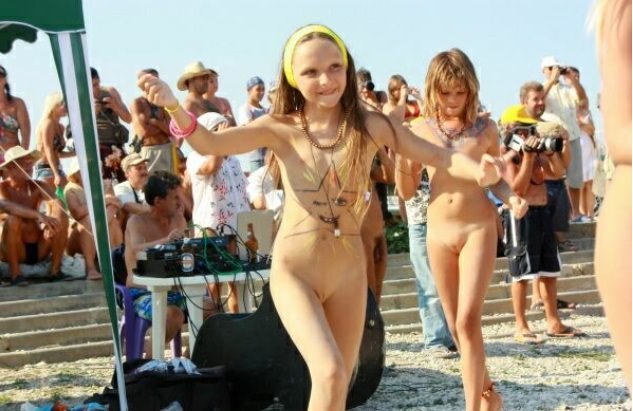 Beauty contest of young nudists - Purenudism