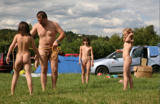 Naturism outdoors, games of nudists