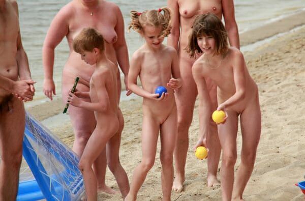 Big collection of a family nudism (5.37 GB, 5616×3744)